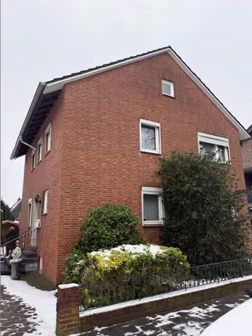 Zwangsversteigerung Zweifamilienhaus in Bocholt – Straßenansicht des freistehenden Zweifamilienhauses