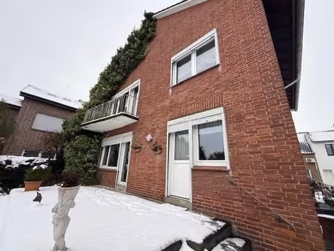 Zwangsversteigerung Zweifamilienhaus in Bocholt – Gartenansicht mit Blick auf das Hausgrundstück