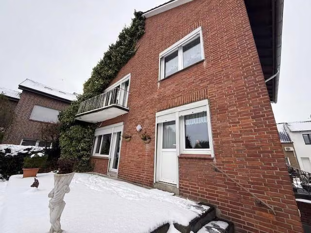 Zwangsversteigerung Zweifamilienhaus in Bocholt – Gartenansicht mit Blick auf das Hausgrundstück