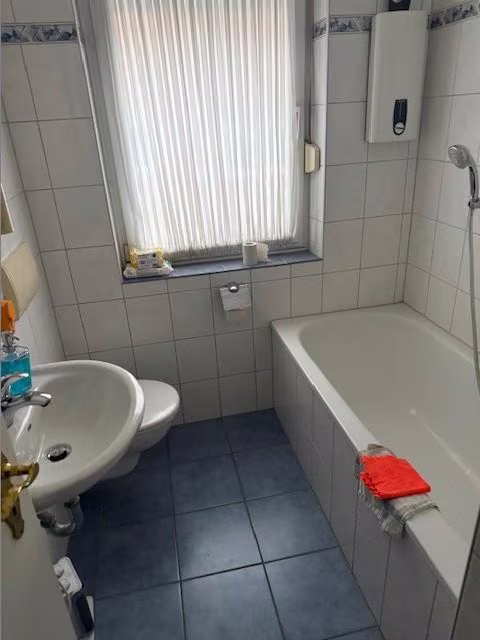 Zwangsversteigerung Zweifamilienhaus in Bocholt – Badezimmer im Erdgeschoss mit Badewanne