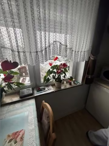 Zwangsversteigerung Zweifamilienhaus in Bocholt – Wohnraum im Obergeschoss mit Fenstern