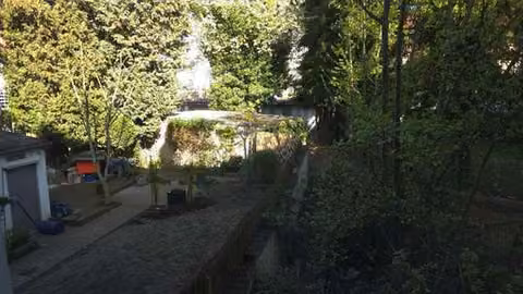 Zwangsversteigerung Eigentumswohnung in Gelsenkirchen, Rotthausen – Hinterer Hofbereich mit der zum Sondereigentum gehörenden Garagenanlage.