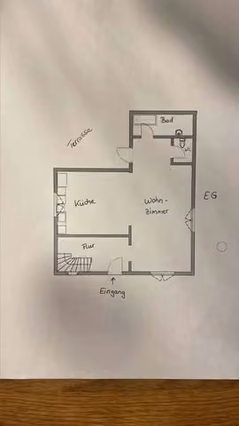 Zwangsversteigerung Einfamilienhaus in Duisburg, Walsum – Unmaßstäbliche Handzeichnung des Erdgeschoss-Grundrisses.