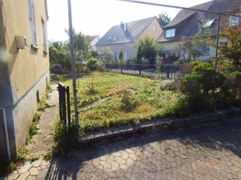 Zwangsversteigerung Einfamilienhaus in Sand am Main – Ansicht der gemauerten Einzelgarage und des Eingangsbereichs zum Windfang.