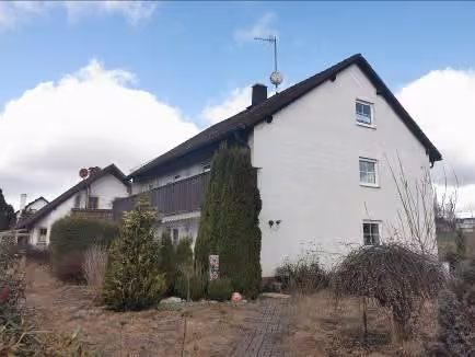 Zwangsversteigerung Zweifamilienhaus in Selb, Erkersreuth – Gesamtansicht des Zweifamilienhauses von Süden mit dem Gartenbereich.