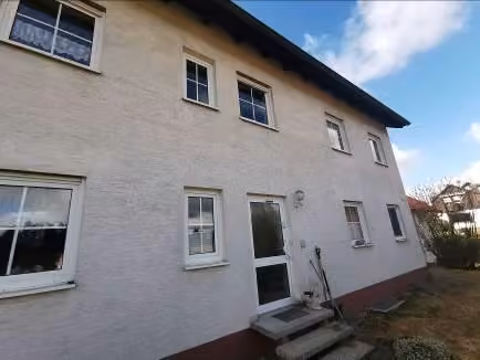 Zwangsversteigerung Zweifamilienhaus in Selb, Erkersreuth – Eingangsbereich des Hauses auf der östlichen Rückseite.
