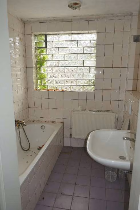 Zwangsversteigerung Wohn-/Geschäftshaus in Fränkisch-Crumbach – Deutlicher Wasserschaden an Decke und Wand im Anbau.