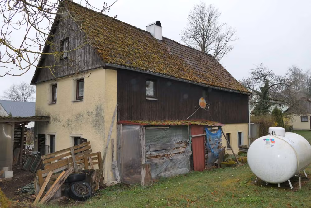 Zwangsversteigerung Einfamilienhaus in Sparneck, Reinersreuth – Garten- und Giebelseite des Hauses mit Holzverkleidung