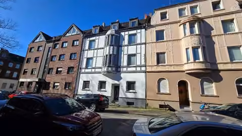 Zwangsversteigerung Eigentumswohnung in Gelsenkirchen, Rotthausen – Straßenseitige Ansicht des Mehrfamilienhauses Schemannstraße 51.