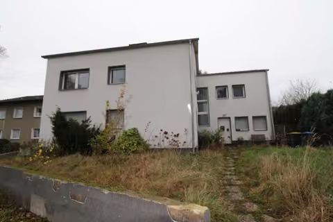 Zwangsversteigerung Mehrfamilienhaus in Datteln, Horneburg – Vorderansicht des zweigeschossigen Dreifamilienwohnhauses mit Garage.