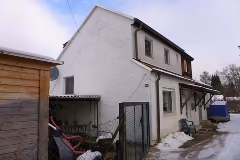 Zwangsversteigerung Doppelhaushälfte in Fürth, Südstadt – Wohnhaus/Doppelhaushälfte mit Carportüberdachung, Ansicht von Südwest.
