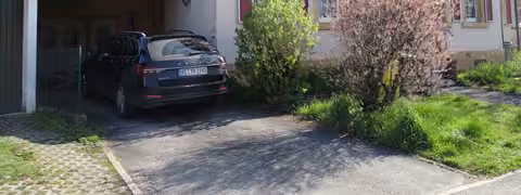 Zwangsversteigerung in Mitwitz, Neundorf – Süd-West-Ansicht des Einfamilienhauses mit dem gepflegten Eingangsbereich.