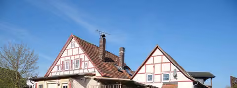Zwangsversteigerung in Mitwitz, Neundorf – Ost-Ansicht des Objekts mit dem dazugehörigen Ziergarten und der Einfriedung.