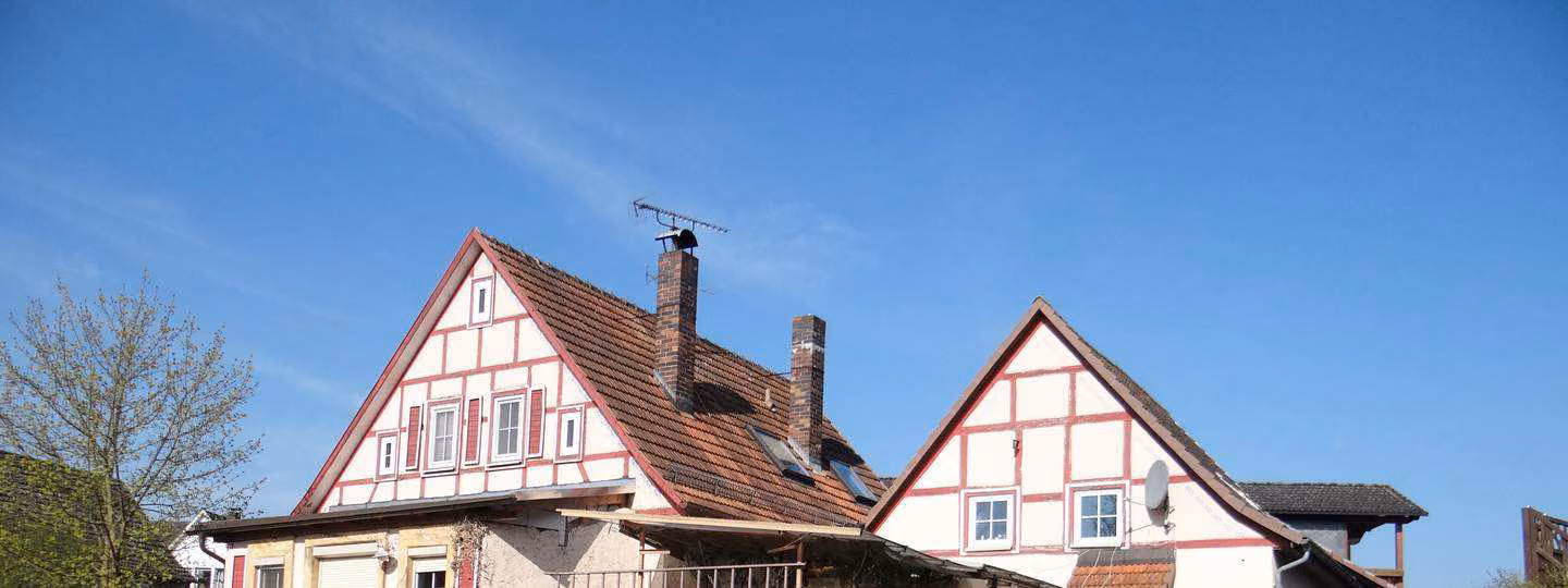Zwangsversteigerung in Mitwitz, Neundorf – Ost-Ansicht des Objekts mit dem dazugehörigen Ziergarten und der Einfriedung.