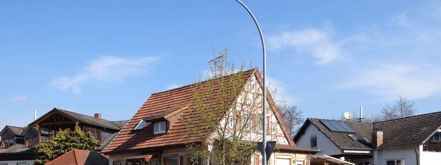 Zwangsversteigerung in Mitwitz, Neundorf – Süd-Ansicht des Wohnhauses von der Straße aus gesehen.