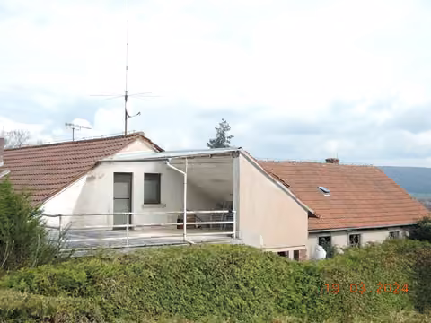 Zwangsversteigerung Einfamilienhaus in Obernburg, Obernburg a. Main – Straßenansicht des Einfamilienhauses mit integrierter Garage.
