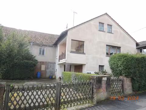 Zwangsversteigerung Einfamilienhaus in Obernburg, Obernburg a. Main – Rückansicht des Hauses mit Loggia und Hangcharakter.