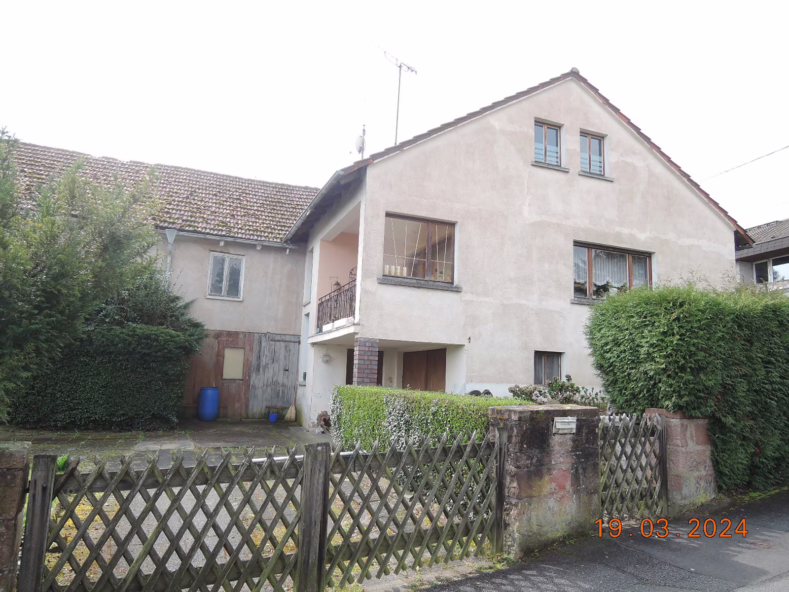 Zwangsversteigerung Einfamilienhaus in Obernburg, Obernburg a. Main – Rückansicht des Hauses mit Loggia und Hangcharakter.