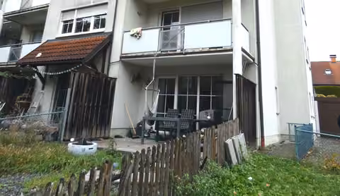 Zwangsversteigerung Eigentumswohnung in Kulmbach, Metzdorf – Außenansicht des Mehrfamilienhauses mit Balkonstrukturen.