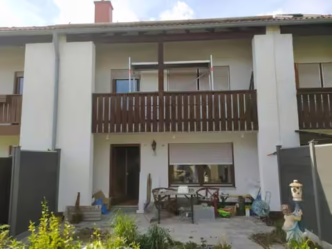 Zwangsversteigerung Reihenhaus in Waldkraiburg, Föhrenwinkel – Reihenhaus, Ansicht von Südosten.