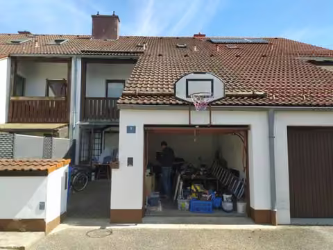 Zwangsversteigerung Reihenhaus in Waldkraiburg, Föhrenwinkel – Reihenhaus, Ansicht von Nordwesten mit Garage.