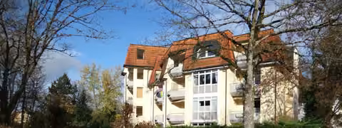 Zwangsversteigerung in Coburg – Blick auf das Anwesen von Süden mit Stellplatzbereich