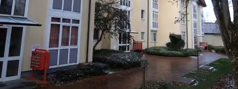 Zwangsversteigerung in Coburg – Süd-Ost-Ansicht mit dem Eingangsbereich von Haus C