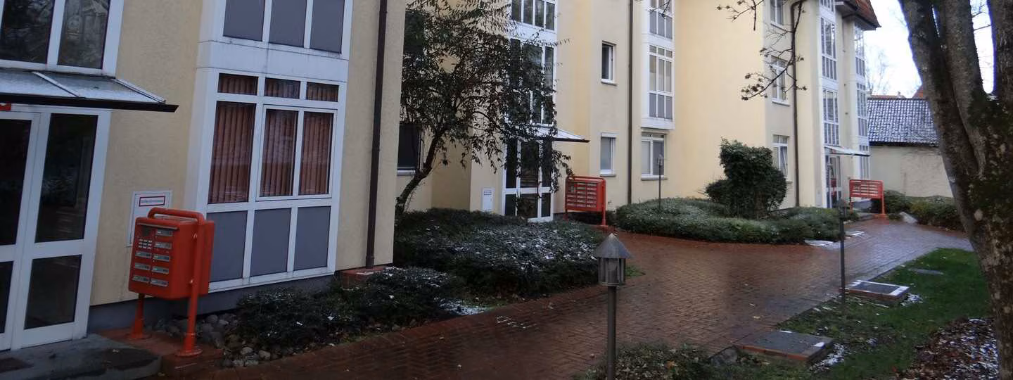 Zwangsversteigerung in Coburg – Süd-Ost-Ansicht mit dem Eingangsbereich von Haus C