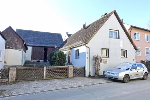 Zwangsversteigerung Einfamilienhaus in Sugenheim, Ingolstadt – Vorderansicht des Wohnhauses von Nordosten mit PKW-Stellplatz.