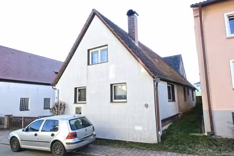 Zwangsversteigerung Einfamilienhaus in Sugenheim, Ingolstadt – Seitenansicht des Wohnhauses von Nordwesten.