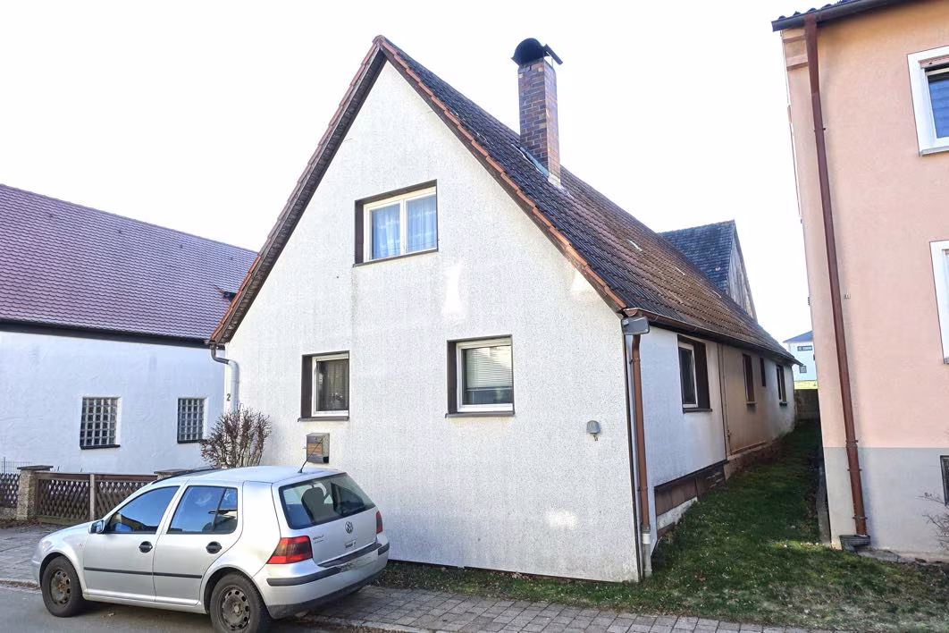 Zwangsversteigerung Einfamilienhaus in Sugenheim, Ingolstadt – Seitenansicht des Wohnhauses von Nordwesten.
