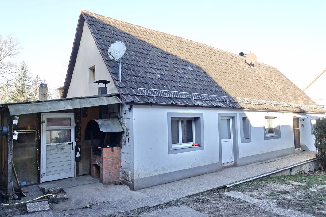 Zwangsversteigerung Einfamilienhaus in Sugenheim, Ingolstadt – Rückansicht des Wohnhauses von Südosten mit Behelfsanbau.