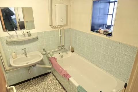Zwangsversteigerung Einfamilienhaus in Sugenheim, Ingolstadt – Einfaches Badezimmer im Erdgeschoss mit Badewanne.