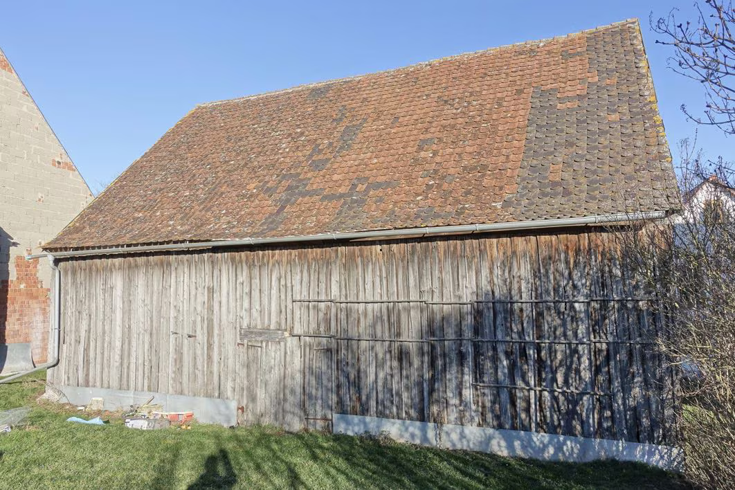 Zwangsversteigerung Einfamilienhaus in Sugenheim, Ingolstadt – Außenansicht der Scheune von Südosten.