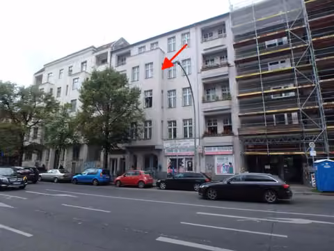 Zwangsversteigerung Eigentumswohnung in Berlin, Charlottenburg – Straßenansicht des Wohn- und Geschäftshauses Leibnizstraße 70 mit Kennzeichnung der Wohnung im 3. OG.