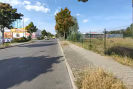 Zwangsversteigerung Grundstück in Berlin, Adlershof – Ansicht von der Anna-Seghers-Straße auf das freie Grundstücksgelände.