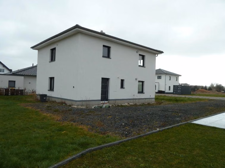 Zwangsversteigerung Einfamilienhaus in Wildeck, Obersuhl – Rückwärtige Außenansicht des Wohngebäudes.