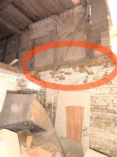 Zwangsversteigerung Einfamilienhaus in Hofgeismar, Carlsdorf – Schadensbild der eingestürzten Deckenkonstruktion im Stallbereich.