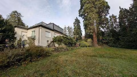 Zwangsversteigerung Einfamilienhaus in Kronberg im Taunus, Schönberg – Rückansicht des Hauses mit dem großzügigen, parkähnlichen Garten.