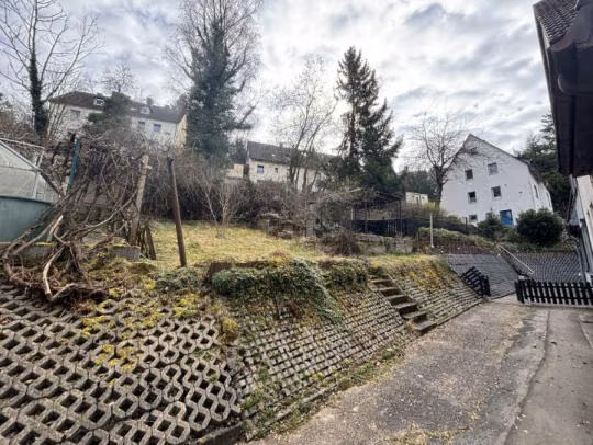 Zwangsversteigerung Doppelhaushälfte in Werdohl, Ütterlingsen – Gartenbereich mit Hangterrasse hinter dem Haus.