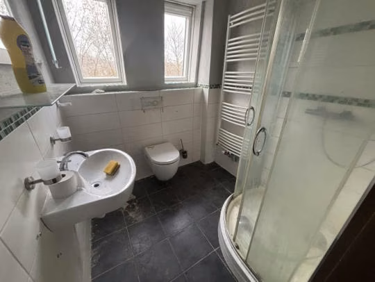 Zwangsversteigerung Doppelhaushälfte in Werdohl, Ütterlingsen – Badezimmer im Gebäude.