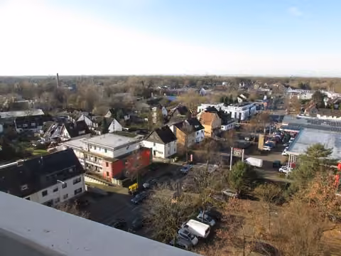 Zwangsversteigerung Eigentumswohnung in Bergisch Gladbach, Gronau – Weitreichende Aussicht vom Balkon der Wohnung im 9. Obergeschoss.