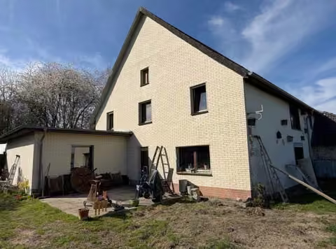 Zwangsversteigerung Einfamilienhaus in Kalletal, Bentorf – Südwest-Ansicht des Wohnhauses mit Blick auf den Gartenbereich.