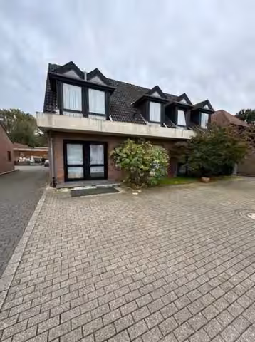 Zwangsversteigerung Einfamilienhaus in Nettetal, Breyell – Straßenansicht von Gebäude V mit den nachträglich genehmigten Wohnbereichen im Dachgeschoss.