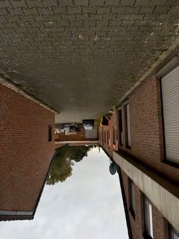 Zwangsversteigerung Einfamilienhaus in Nettetal, Breyell – Blick von der Zufahrt auf das rückwärtige Betriebsgelände und die Hallenstrukturen.