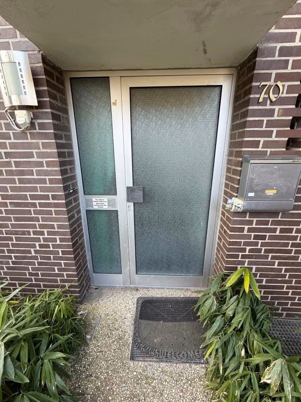 Zwangsversteigerung Reihenhaus in Blomberg – Detailaufnahme der überdachten Hauseingangstür.