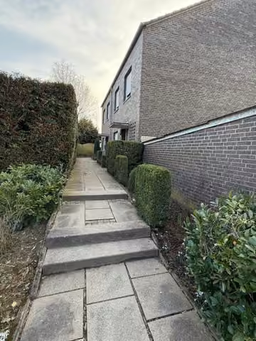 Zwangsversteigerung Reihenhaus in Blomberg – Treppenaufgang und Zuwegung zum Hauseingang vom Drosteweg.