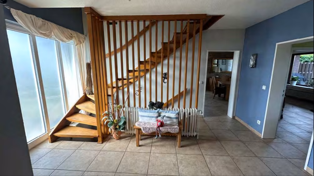 Zwangsversteigerung Einfamilienhaus in Dinslaken, Oberlohberg – Grozgige Eingangsdiele mit offener Holztreppe ins Dachgeschoss.