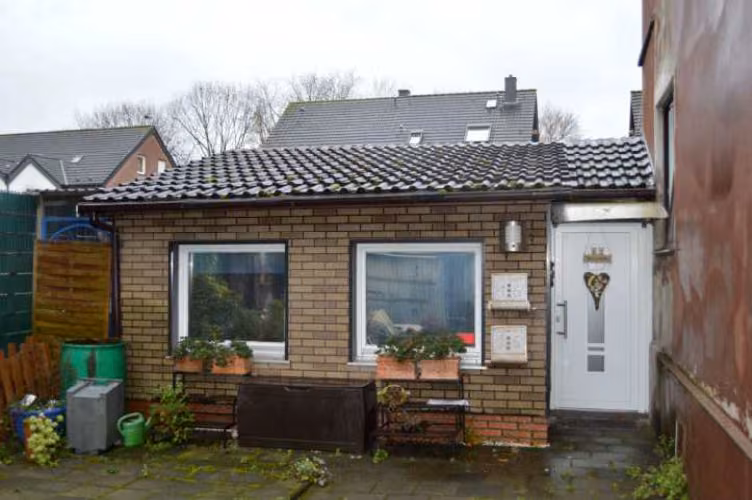 Zwangsversteigerung Mehrfamilienhaus in Gelsenkirchen, Bismarck – Frontansicht des linksseitigen Anbaus.