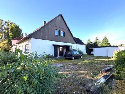 Zwangsversteigerung Zweifamilienhaus in Löhne, Mennighüffen – Nordostansicht des Wohnhauses und der Zufahrt.